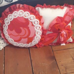 Georgous set of 2 decorator accent pillows.